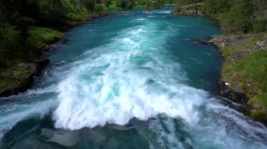 Güzel Doğa Norveç doğal manzarası. Lovatnet Gölü.