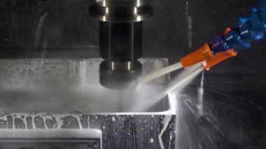 Metal işleten CNC değirmen makinesi. Metal modern işleme teknolojisi kesiliyor.