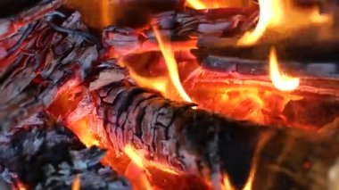 Siyah arkaplanda ateş alevleri