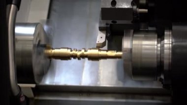 Metal işleten CNC değirmen makinesi. Metal modern işleme teknolojisi kesiliyor.