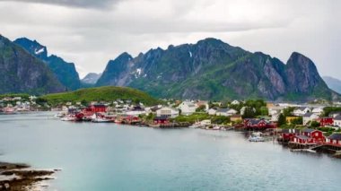 Timelapse Lofoten adaları Norveç 'in Nordland eyaletinde yer alan bir takımadalardır. Dramatik dağları, tepeleri, açık denizi, korunaklı koyları ve plajları olan kendine özgü bir manzarası var.