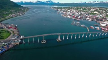 Tromso Köprüsü, Norveç hava fotoğrafçılığından hava görüntüleri. Tromso, nüfusu 50.000 'in üzerinde olan dünyanın en kuzeydeki şehri olarak kabul edilir..