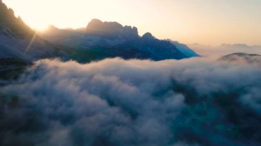 Ulusal Doğa Parkı Tre Cime Dolomites Alplerinde. İtalya 'nın güzel doğası. Gün batımında FPV İHA uçuşları