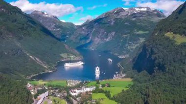 Geiranger Fiyort, Güzel Doğa Norveç Hava Görüntüleri. Storfjorden (Büyük Fiyort) 'un bir kolu olan Sunnylvsfjorden' den 15 km (9.3 mi) uzunluğunda bir daldır.).