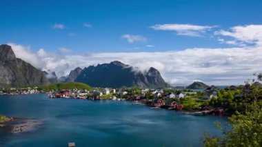 Lofoten bir adalar ilçe Nordland, Norveç içinde olduğunu. Dramatik dağlar ve tepeler, açık deniz ve korunaklı koyları, plajları ve bakir topraklar ile ayırt edici bir sahne için bilinen.