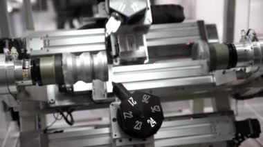 Metal işleten CNC değirmen makinesi. Metal modern işleme teknolojisi kesiliyor.