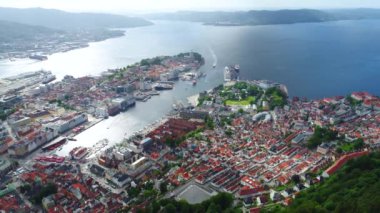 Bergen, Norveç 'in batı kıyısında Hordaland iline bağlı bir şehirdir. Bergen, Norveç 'in en büyük ikinci şehridir. Kuş uçuşu yüksekliğinden manzara. Hava FPV İHA uçuşları.