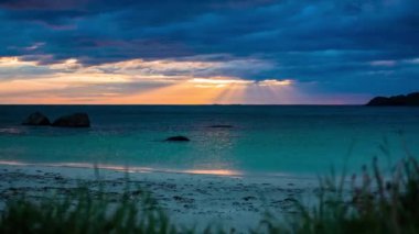 Norveç 'te, Arktik Norveç sahillerinde gün batımı