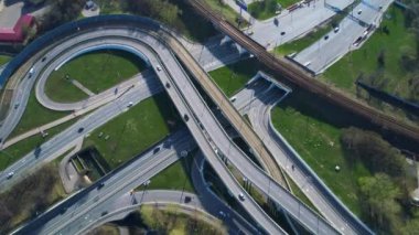 Otoyol kavşağının havadan görüntüsü. 4K (ultra yüksek çözünürlüklü (UHD)))