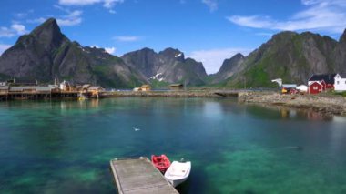 Lofoten Adaları Norveç 'in Nordland eyaletinde yer alan bir takımadalardır. Dramatik dağlar ve tepeler, açık deniz ve korunaklı körfezler, plajlar ve el değmemiş topraklarla kendine özgü bir manzarası var..