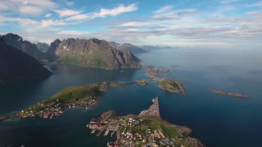 Lofoten Adaları Norveç 'in Nordland eyaletinde yer alan bir takımadalardır. Dramatik dağlar ve tepeler, açık deniz ve korunaklı körfezler, plajlar ve el değmemiş topraklarla kendine özgü bir manzarası var..