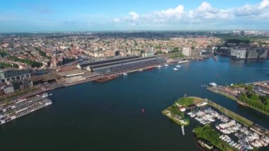 Amsterdam, Hollanda üzerindeki şehir hava manzarası. Kuşun uçuşundan görüntü