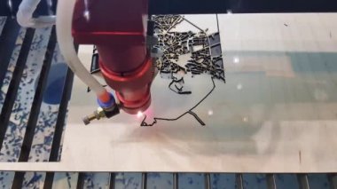 CNC lazer ahşap işleme makinesi yakıyor, endüstrideki modern teknoloji....