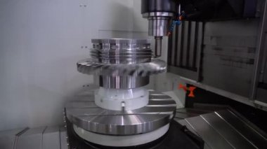 Metal işleten CNC değirmen makinesi. Metal modern işleme teknolojisi kesiliyor.