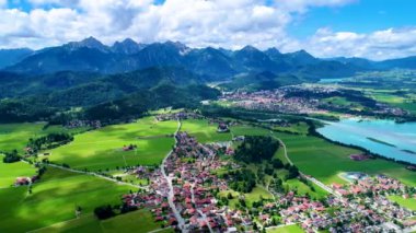 Forggensee ve Schwangau 'dan Panorama, Almanya, Bavyera. Hava FPV İHA uçuşları.