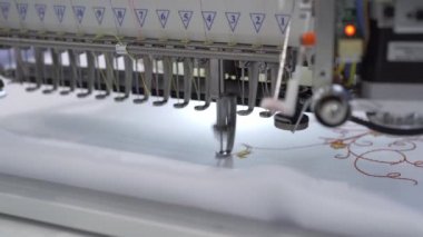 Dijital şablonla bağlanmak için otomatik endüstriyel dikiş makinesi. Modern tekstil endüstrisi.