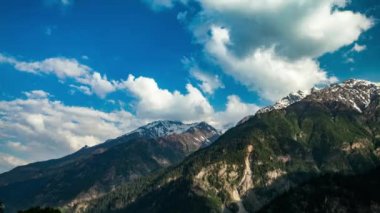 Zaman, yüksek dağ manzarasını hızlandırır. Spiti Vadisi, Himachal Pradesh, Hindistan