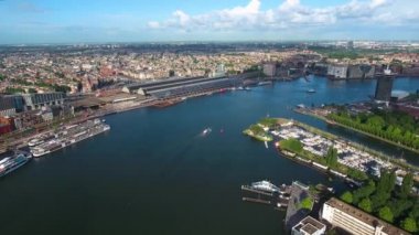 Amsterdam, Hollanda üzerindeki şehir hava manzarası. Kuşun uçuşundan görüntü