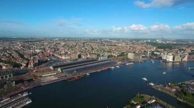 Amsterdam, Hollanda üzerindeki şehir hava manzarası. Kuşun uçuşundan görüntü