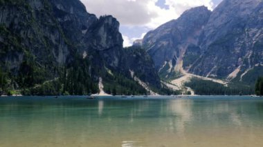 Dolomitlerdeki Lago di Braies Gölü, İtalya Alpleri