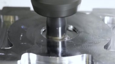 Metal işleten CNC değirmen makinesi. Metal modern işleme teknolojisi kesiliyor.