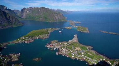 Lofoten bir adalar ilçe Nordland, Norveç içinde olduğunu. Dramatik dağlar ve tepeler, açık deniz ve korunaklı koyları, plajları ve bakir topraklar ile ayırt edici bir sahne için bilinen.