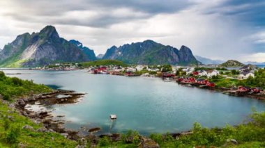 Timelapse Lofoten adaları Norveç 'in Nordland eyaletinde yer alan bir takımadalardır. Dramatik dağları, tepeleri, açık denizi, korunaklı koyları ve plajları olan kendine özgü bir manzarası var.