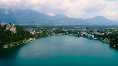Slovenya - Aerial view tatil beldesi Bled Gölü. FPV insansız hava aracı fotoğrafçılığı. Slovenya Güzel Doğa Şatosu.