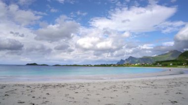 Beach Lofoten adaları Norveç 'in Nordland eyaletinde yer alan bir takımadalardır. Dramatik dağları, tepeleri, açık denizi, korunaklı koyları ve plajları olan kendine özgü bir manzarası var.