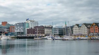 Tromso, Kuzey Norveç 'te bir marina manzarası. Tromso, nüfusu 50.000 'in üzerinde olan dünyanın en kuzeydeki şehri olarak kabul edilir..
