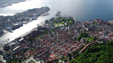 Bergen, Norveç 'in batı kıyısında Hordaland iline bağlı bir şehirdir. Bergen, Norveç 'in en büyük ikinci şehridir. Kuş uçuşu yüksekliğinden manzara. Hava FPV İHA uçuşları.