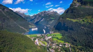 Geiranger Fiyort, Güzel Doğa Norveç Hava Görüntüleri. Storfjorden (Büyük Fiyort) 'un bir kolu olan Sunnylvsfjorden' den 15 km (9.3 mi) uzunluğunda bir daldır.).