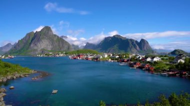 Lofoten bir adalar ilçe Nordland, Norveç içinde olduğunu. Dramatik dağlar ve tepeler, açık deniz ve korunaklı koyları, plajları ve bakir topraklar ile ayırt edici bir sahne için bilinen.