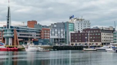 Tromso, Kuzey Norveç 'te bir marina manzarası. Tromso, nüfusu 50.000 'in üzerinde olan dünyanın en kuzeydeki şehri olarak kabul edilir..