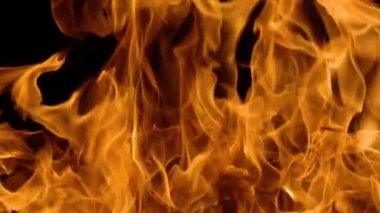Ağır çekimde siyah arkaplanda ateş alevleri