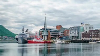 Tromso, Kuzey Norveç 'te bir marina manzarası. Tromso, nüfusu 50.000 'in üzerinde olan dünyanın en kuzeydeki şehri olarak kabul edilir..