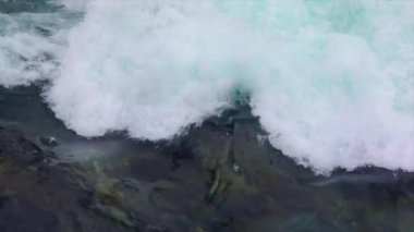 Dağ nehri suyu ve yavaş çekim yakın çekim. Norveç Güzel Doğa.