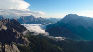 Ulusal Doğa Parkı Tre Cime Dolomites Alplerinde. İtalya 'nın güzel doğası. Gün batımında FPV İHA uçuşları
