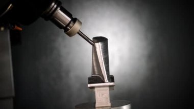 Metal işleten CNC değirmen makinesi. Metal modern işleme teknolojisi kesiliyor.