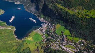 Geiranger Fiyort, Güzel Doğa Norveç Hava Görüntüleri. Storfjorden (Büyük Fiyort) 'un bir kolu olan Sunnylvsfjorden' den 15 km (9.3 mi) uzunluğunda bir daldır.).