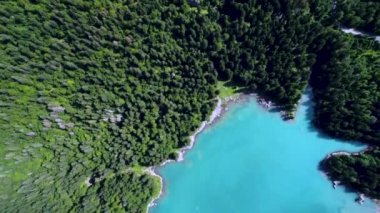 Lago di Fusine Gölü İtalya Alpleri. Hava FPV İHA uçuşları.