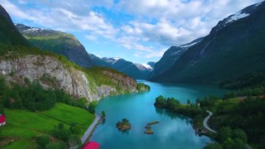 Güzel Doğa Norveç doğal manzarası. Lovatnet Gölü 'nün hava görüntüleri..