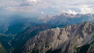 Ulusal Doğa Parkı Tre Cime Dolomites Alplerinde. İtalya 'nın güzel doğası. Gün batımında FPV İHA uçuşları