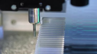 Metal işleten CNC değirmen makinesi. Metal modern işleme teknolojisi kesiliyor.