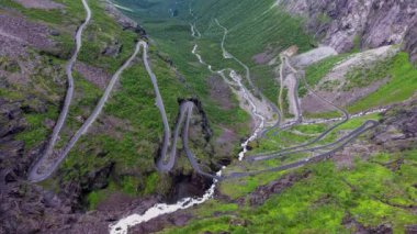 Trol Yolu Trollstigen veya Norveç 'teki Trol stigveien kıvrımlı dağ yolu. Hava görüntüleri
