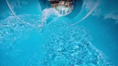 Birinci şahıs manzarası, su kaydırağından inişi tatil parkında.