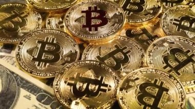 Gold Bit Bozuk Para ve Dolar banknotları. Bitcoin, merkezi olmayan ilk dijital para birimi olarak adlandırılan dünya çapında bir şifreleme ve dijital ödeme sistemidir..
