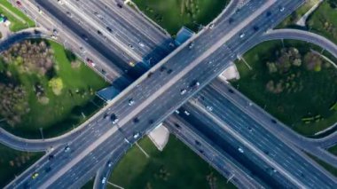 Moskova 'da bir otoyol kavşağının hava görüntüsünü zamanlaması.