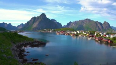 Nordland, Norveç 'teki Panorama Lofoten adaları. Dramatik dağlar ve tepeler, açık deniz ve korunaklı körfezler, plajlar ve el değmemiş topraklarla kendine özgü bir manzarası var..