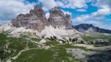 Ulusal Doğa Parkı Tre Cime Dolomites Alplerinde. İtalya 'nın güzel doğası. Hava FPV İHA uçuşları